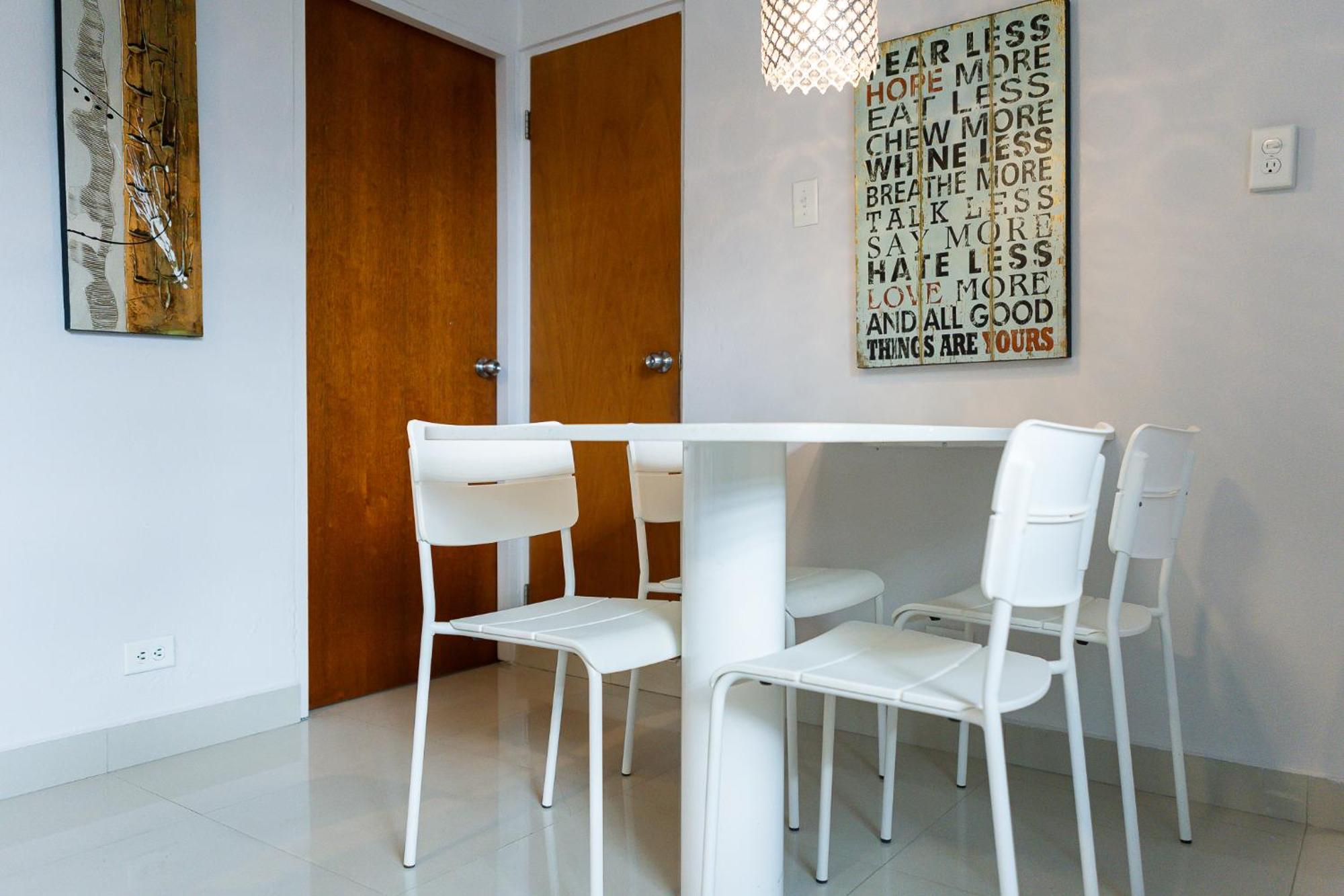 103-delightful Gem In The City, Close To The With Free Parking Apartamento
